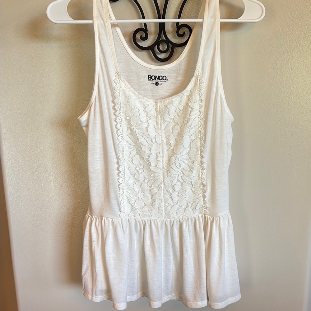 🌺Ivory tank top with ruffle around bottom and lace front